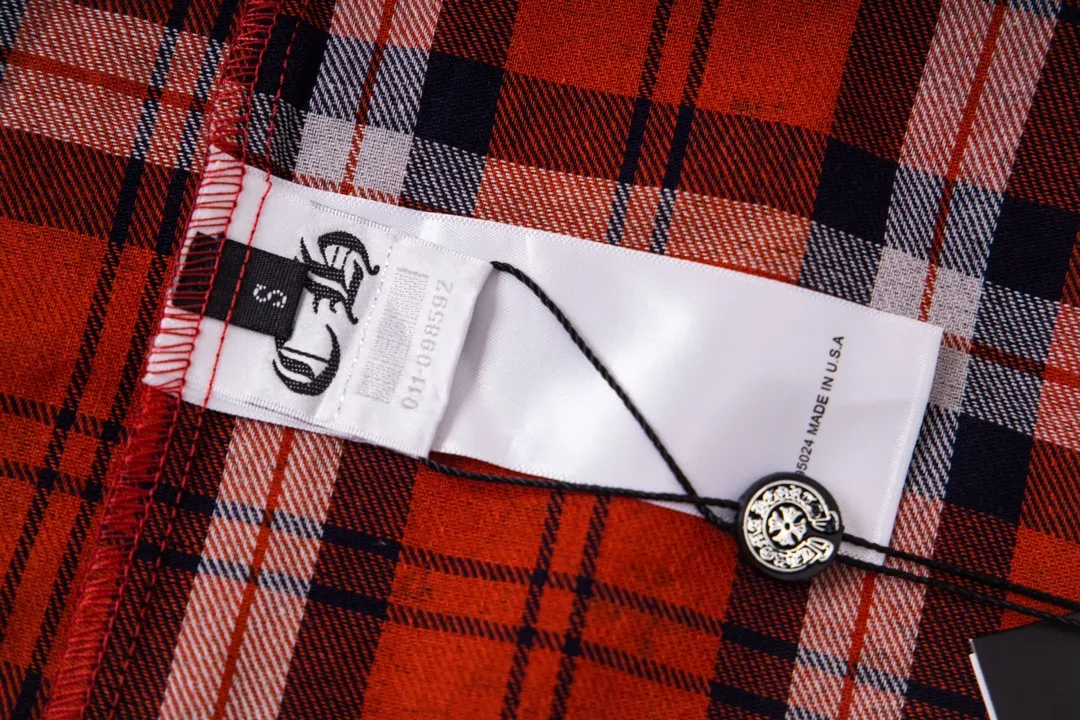 P240 Model No. Y650 CHROME HEARTS/CHROOME HEARTS CH All-over printed dark flower long-sleeved shirt. Custom-woven and dyed pure cotton sesame bottom plaid fabric. The finished fabric is then printed with dark flowers. The whole garment is hand-cut on the grid. The labor cost is high at the end of the year. Genuine leather hand-embroidered sleeves. High-quality distressed children's flower four-button buttons. The first batch on the entire network. Color: black red size: S-XL